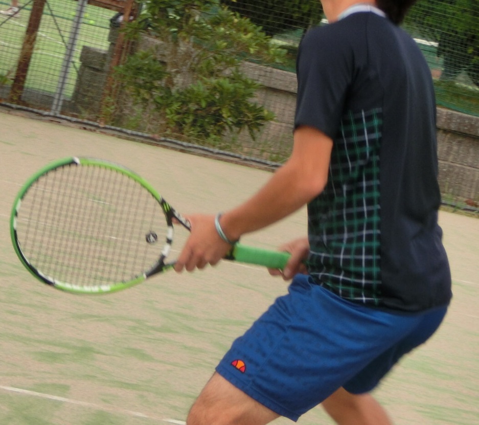 ボレーは腕を伸ばす のではなく しっかり胸を寄せて いこう T Press